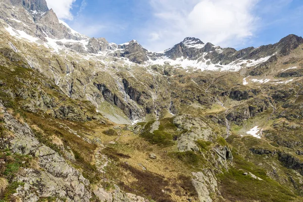 stock image Cirque du Gioberney from the hiking trails of Lauzon Lake in the Valgaudemar Valley