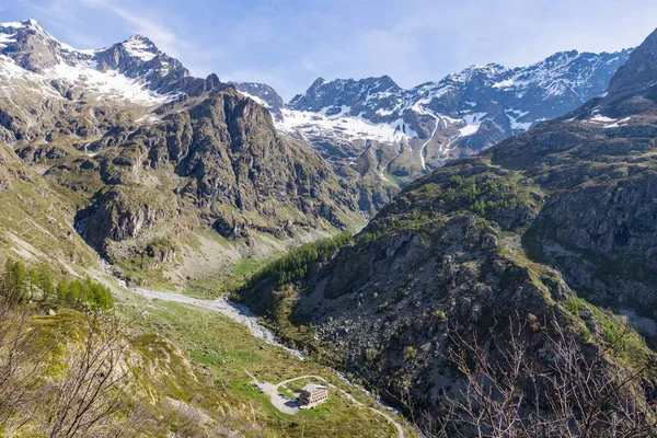 stock image Refuge of Gioberney at the edge of a torrent in the background Cirque of Gioberney in the Valley of Valgaudemar