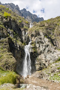 İlkbaharda Valgaudemar Vadisi 'ndeki Casset Şelalesi' nde kar eriyince...