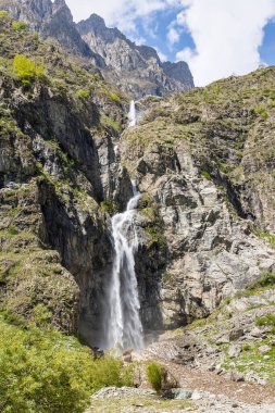 İlkbaharda Valgaudemar Vadisi 'ndeki Casset Şelalesi' nde kar eriyince...