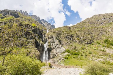 İlkbaharda Valgaudemar Vadisi 'ndeki Casset Şelalesi' nde kar eriyince...