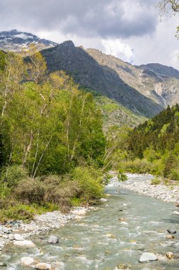 La Severaisse nehri Valgaudemar Vadisi 'nde baharda Villar-Loubiere köyü yakınlarında.