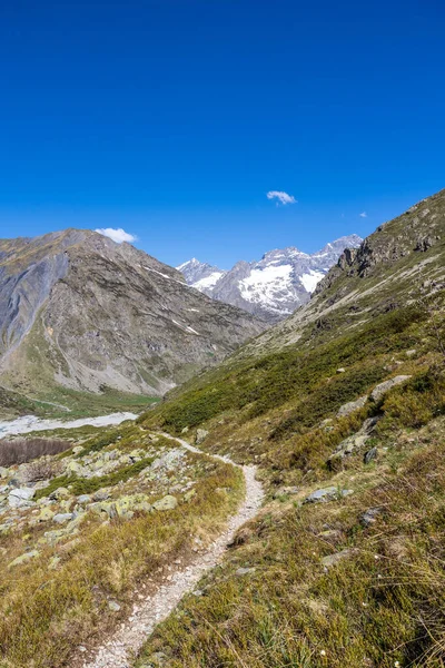 stock image Landscape from the hiking trail to the Refuge de Chabourneou in the Valgaudemar Valley