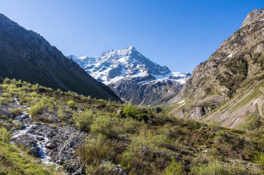 Sirac zirvesi Vallonpierre Gölü 'ne giden yürüyüş yolunda.