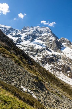 Sirac zirvesi Vallonpierre Gölü 'ne giden yürüyüş yolunda.