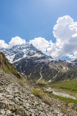 Sirac zirvesi Vallonpierre Gölü 'ne giden yürüyüş yolunda.