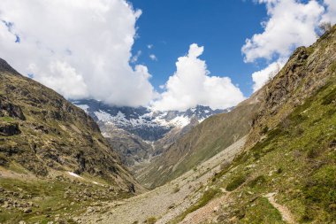Gioberney Sirki 'nin yürüyüş parkurlarından Valgaudemar Vadisi' ndeki Refuge de Chabourneou 'ya bakın.