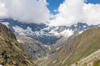 Gioberney Sirki 'nin yürüyüş parkurlarından Valgaudemar Vadisi' ndeki Refuge de Chabourneou 'ya bakın.