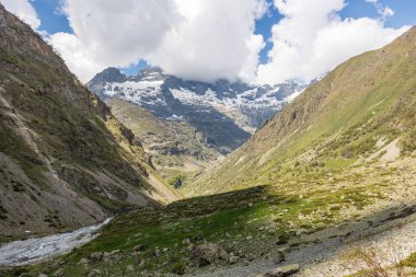 Gioberney Sirki 'nin yürüyüş parkurlarından Valgaudemar Vadisi' ndeki Refuge de Chabourneou 'ya bakın.