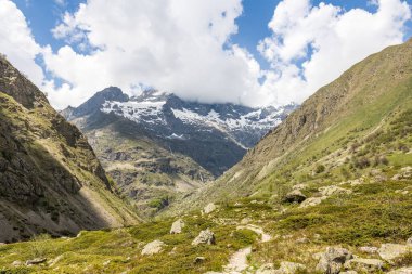 Gioberney Sirki 'nin yürüyüş parkurlarından Valgaudemar Vadisi' ndeki Refuge de Chabourneou 'ya bakın.