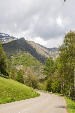 Valgaudemar Vadisi 'ndeki Villar-Loubiere köyünden dağlara bakın.