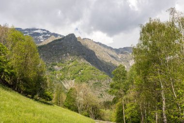 Valgaudemar Vadisi 'ndeki Villar-Loubiere köyünden dağlara bakın.