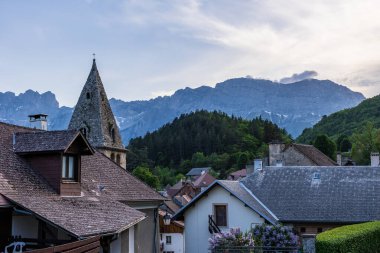 Saint-Firmin Kilisesi 'nin çan kulesi, Valgaudemar Vadisi, gün batımında.