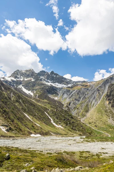 stock image Landscape from the hiking trail to the Refuge de Chabourneou in the Valgaudemar Valley