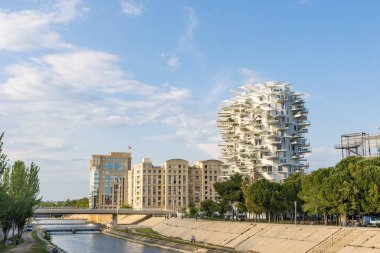 Montpellier 'deki Lez Nehri kıyısında Arbre Blanc binası.