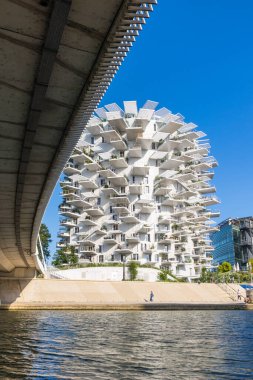 Montpellier 'deki Lez Nehri kıyısında Arbre Blanc binası.