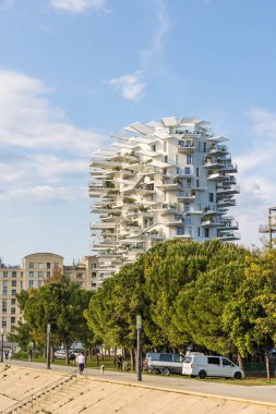 Montpellier 'deki Lez Nehri kıyısında Arbre Blanc binası.