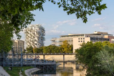 Montpellier 'deki Lez Nehri kıyısında Arbre Blanc binası.