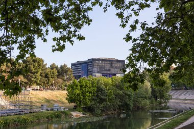 Montpellier Belediye Binası, Lez Nehri kıyısında.