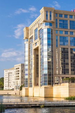 Montpellier Antigone bölgesindeki Hotel de Region, Lez Nehri kıyısında.