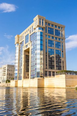 Montpellier Antigone bölgesindeki Hotel de Region, Lez Nehri kıyısında.