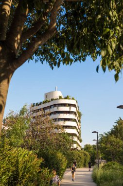 Montpellier, Port-Marianne bölgesinde Bassin Jacques Coeur çevresindeki şehir manzarası