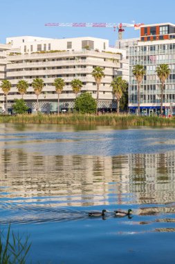 Montpellier, Port-Marianne bölgesinde Bassin Jacques Coeur çevresindeki şehir manzarası