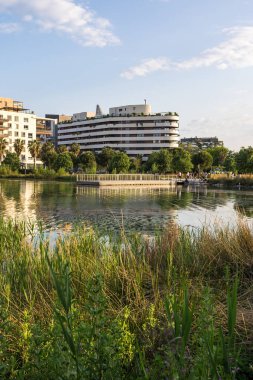 Montpellier, Port-Marianne bölgesinde Bassin Jacques Coeur çevresindeki şehir manzarası