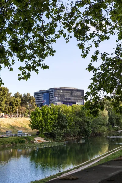Montpellier Belediye Binası, Lez Nehri kıyısında.