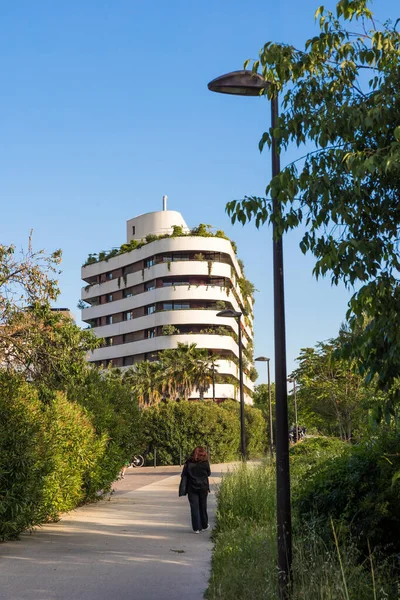 Montpellier, Port-Marianne bölgesinde Bassin Jacques Coeur çevresindeki şehir manzarası