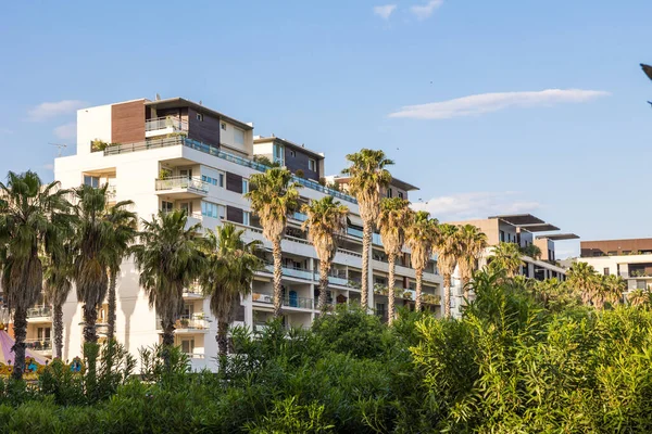 Montpellier, Port-Marianne bölgesinde Bassin Jacques Coeur çevresindeki şehir manzarası