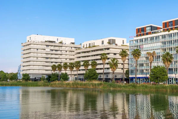 Montpellier, Port-Marianne bölgesinde Bassin Jacques Coeur çevresindeki şehir manzarası