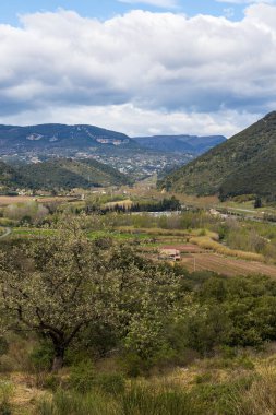 A75 otoyolu ve Lodeve yakınlarındaki eski uranyum madenleri çevresindeki manzara.