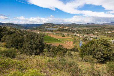 A75 otoyolu ve Lodeve yakınlarındaki eski uranyum madenleri çevresindeki manzara.