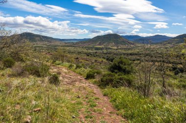 Salagou Gölü 'nün kuzeyindeki kırmızı fırfırlar ve Cayroux Platosu' ndan antik Cerebou volkanı.