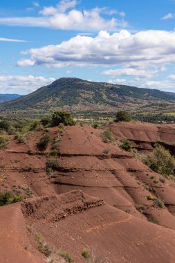 Salagou Gölü 'nün kuzeyindeki kırmızı fırfırlar ve Cayroux Platosu' ndan antik Cerebou volkanı.