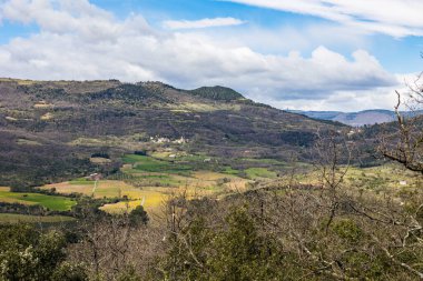 Cayroux Platosu 'ndan Lodeve yakınlarındaki dağlık kitlelerin manzarası