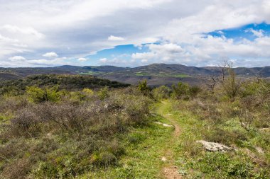Cayroux Platosu 'ndan Lodeve yakınlarındaki dağlık kitlelerin manzarası