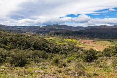 Cayroux Platosu 'ndan Lodeve yakınlarındaki dağlık kitlelerin manzarası
