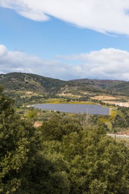 Lodeve 'deki fotovoltaik güneş enerjisi santrali, A75 otoyolunun kenarında.