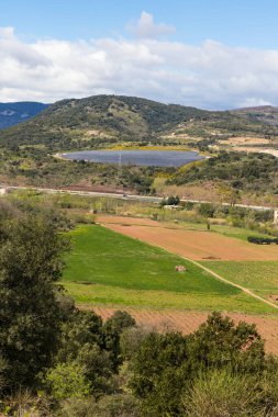 Lodeve 'deki fotovoltaik güneş enerjisi santrali, A75 otoyolunun kenarında.