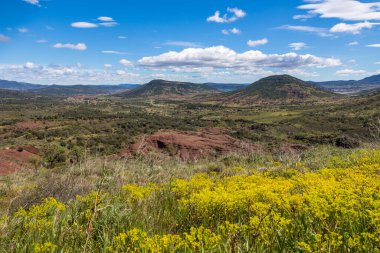 Salagou 'nun kızıl toprakları Cayroux Platosu' nun tepelerinden