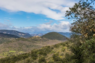 Cayroux Platosu 'ndan Olmet' in tepesinde küçük bir köy.