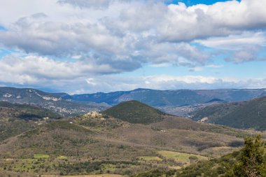 Cayroux Platosu 'ndan Olmet' in tepesinde küçük bir köy.