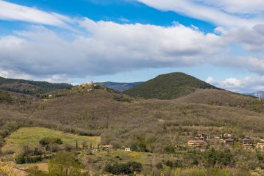 Cayroux Platosu 'ndan Olmet' in tepesinde küçük bir köy.