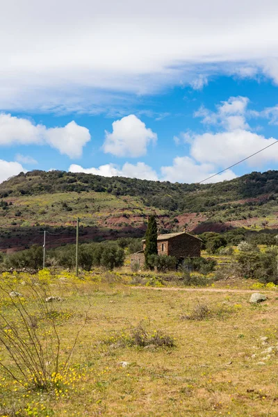 Cayroux Platosu 'nun eteklerindeki batının ortasında küçük kırmızı taştan bir ev.
