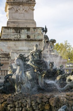 Bordeaux 'daki Quinconces Meydanı' ndaki Girondins Anıtı 'nın eteğindeki çeşme.
