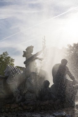 Bordeaux 'daki Quinconces Meydanı' ndaki Girondins Anıtı 'nın eteğindeki çeşme.