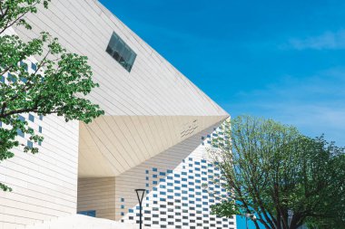 La Meca (yaratıcı ekonomi ve kültür evi) Danimarkalı mimar Bjarke Ingels tarafından tasarlandı ve Bordeaux 'daki Quai de Paludate' de yer aldı.