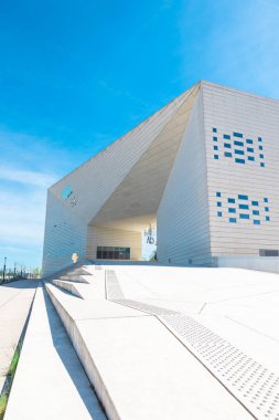 La Meca (yaratıcı ekonomi ve kültür evi) Danimarkalı mimar Bjarke Ingels tarafından tasarlandı ve Bordeaux 'daki Quai de Paludate' de yer aldı.